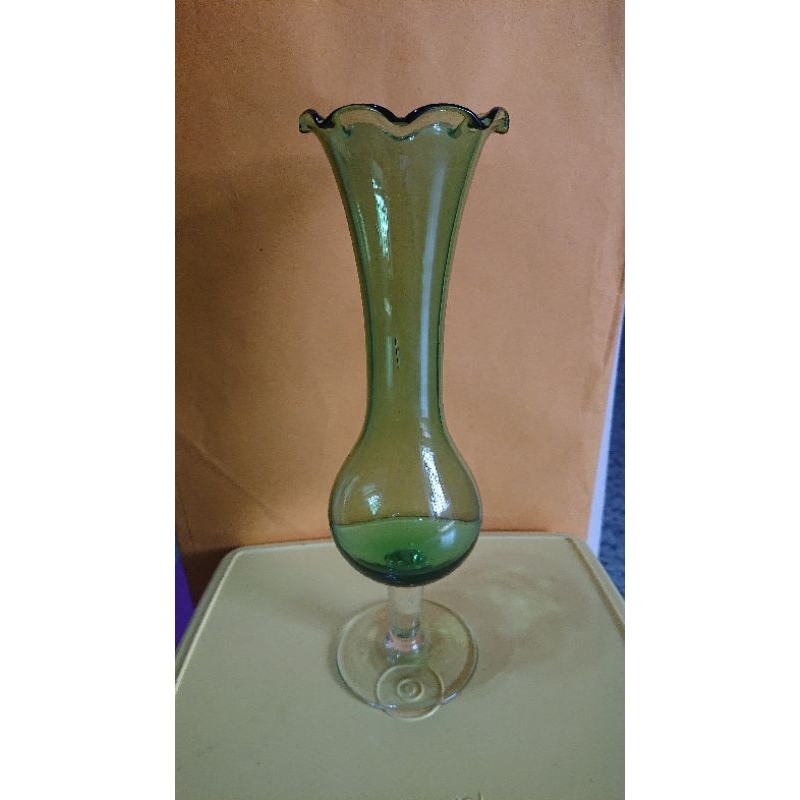 早期外銷日本琉璃手拉花。綠色玻璃花瓶。１支