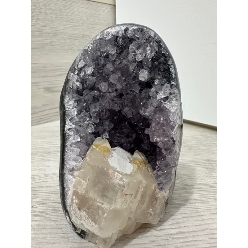巴西 烏拉圭頂級紫水晶+方解石 (紫晶洞 開運 招財 風水擺件 附底座) 可議價