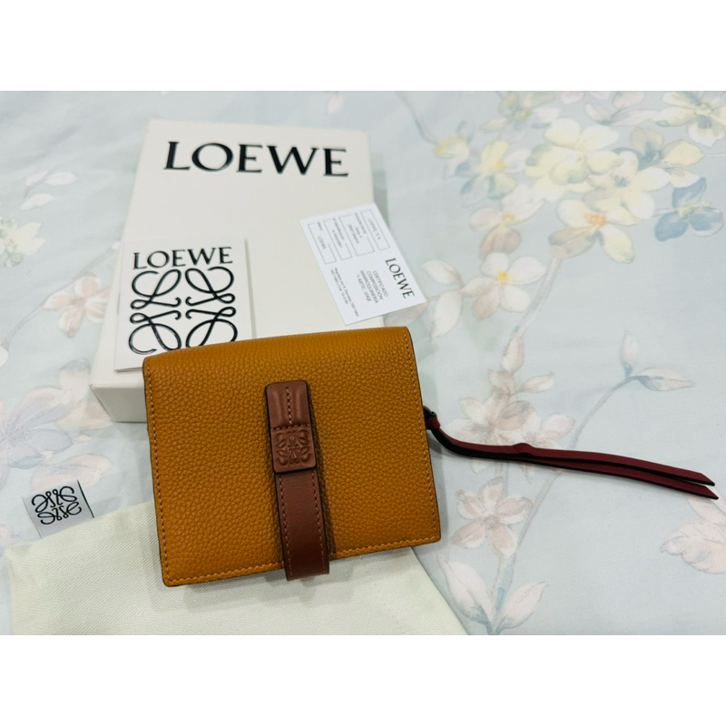 出清 全新正品LOEWE 羅威compact 立體壓紋 淺焦糖色短夾