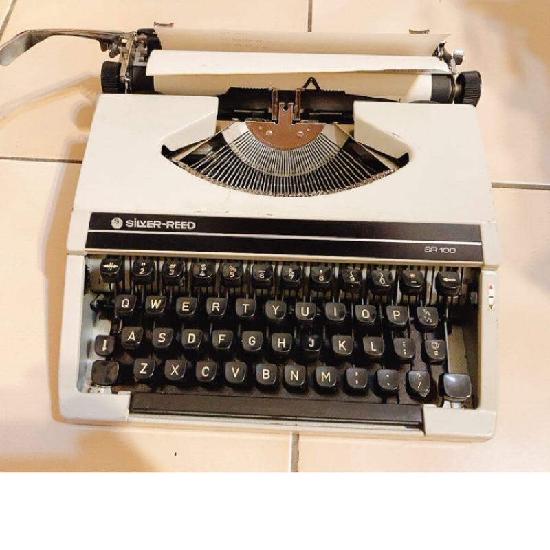 早期日本製🇯🇵打字機SILVER REED SR100黑白色 金屬風格硬漢外型 功能正常 金屬機身 藝文陳列參考