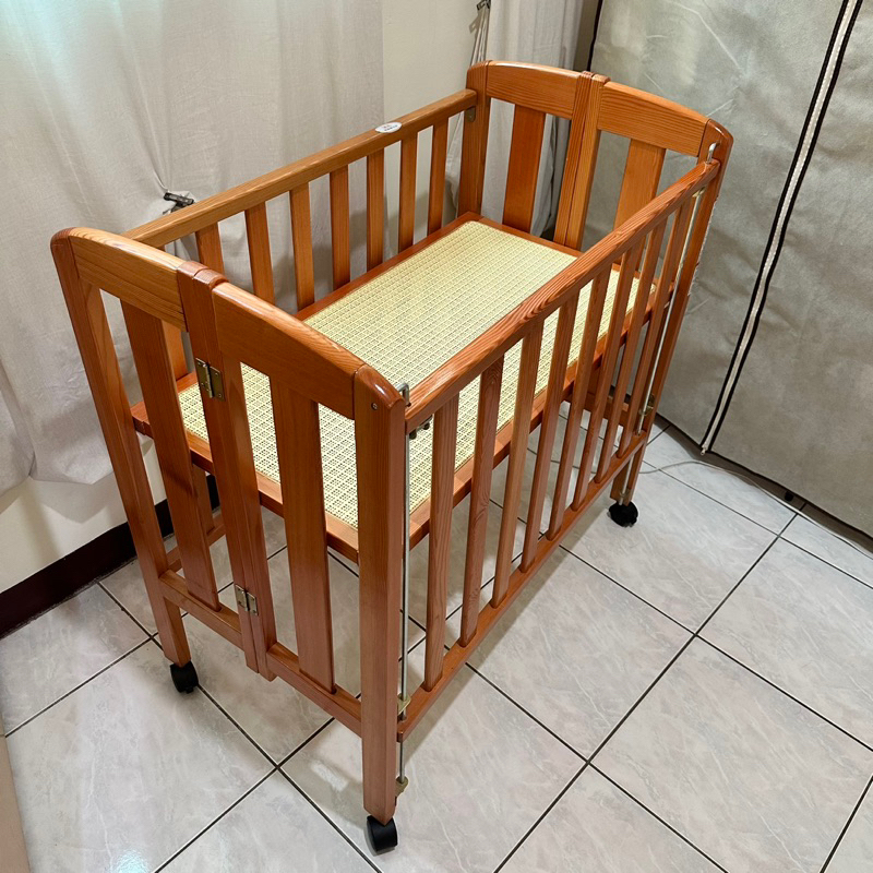 (二手九成新）國新嬰兒床3尺2折合小床(附輪子.單層藤底)嬰兒床