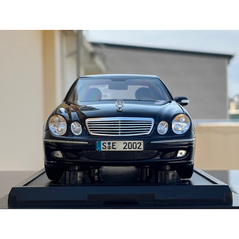 1/18模型車 Benz E320 W211 黑