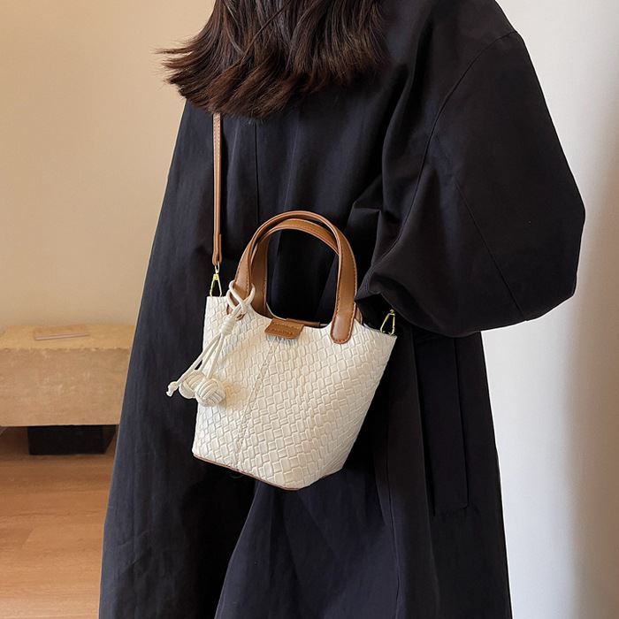 RAY FAIR 美好生活系列 時尚迷你編織感手提水桶包 米白色