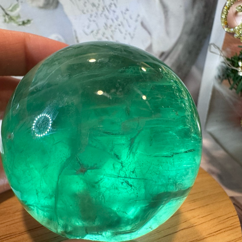 送禮收藏😍頂級天然綠螢石球 清透綠質✨59號 416公克❤️贈球座✅招正財 增強自我自信 改善磁場 轉運球💯天然水晶球