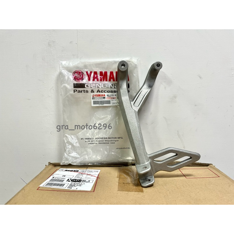 &lt;灰螞蟻&gt; R15 V3 後腳踏座 後腳踏支架 原廠YAMAHA零件 BK6、BK7-F741L、F742L