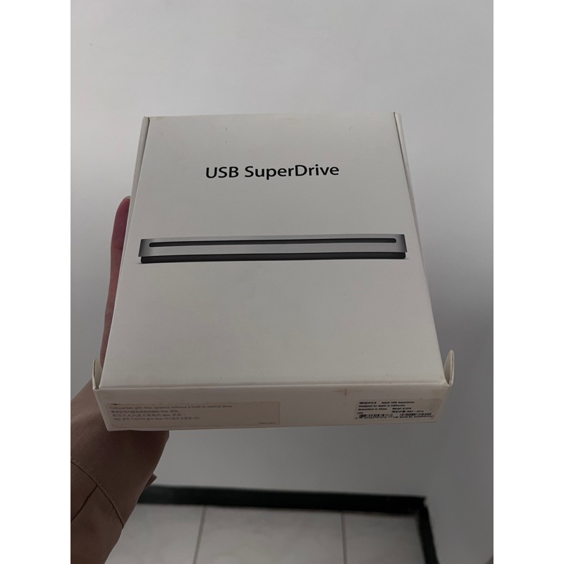 Apple USB Super Drive 超能光碟機 : 時尚、精巧的 USB 超能光碟機。 全功能型光碟機。