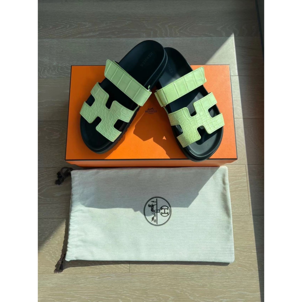 【𝐂𝐚𝐬𝐞𝐬】Hermes｜愛馬仕 chypre皮革二舅鞋 嫩芽黃霧面鱷魚皮 愛馬仕涼鞋 精品代購 歐洲代購 日本代購