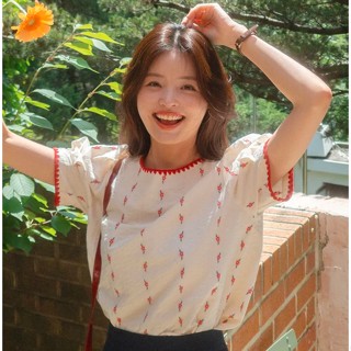 DREAM COLOR KR 一件免運 韓國女裝 正韓 女裝 浪漫情調配色邊刺繡花朵線條泡泡袖上衣