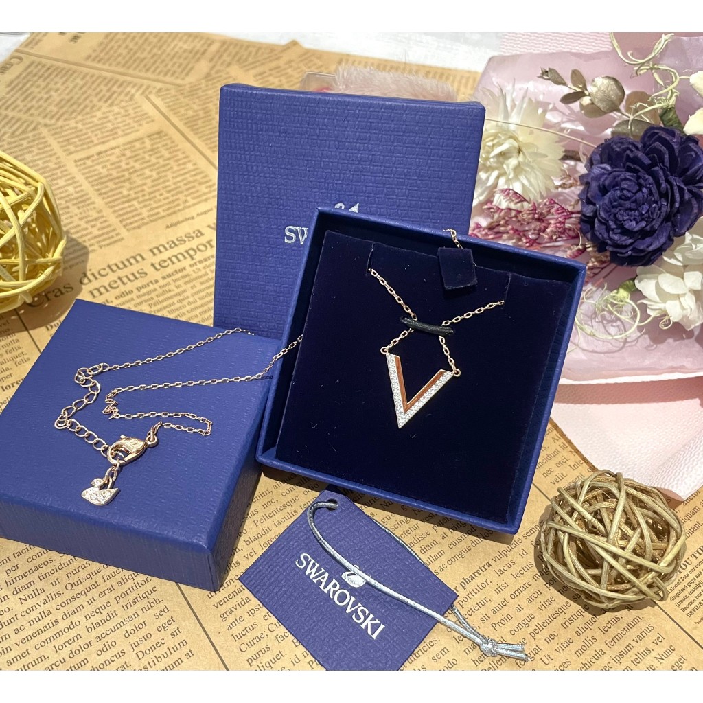 《SWAROVSKI 施華洛世奇》 5528910 Delta 玫瑰金V型 墜鍊 項鍊