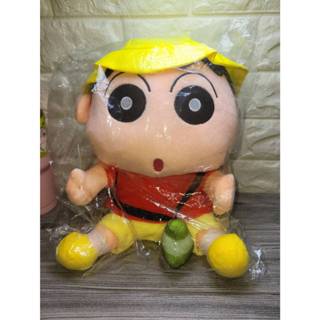 正版蠟筆小新郊遊裝~小新戴帽子背水壺揹包包去郊遊~蠟筆小新遠足裝~旅行踏青小新坐姿絨毛娃娃---12吋[可愛娃娃]