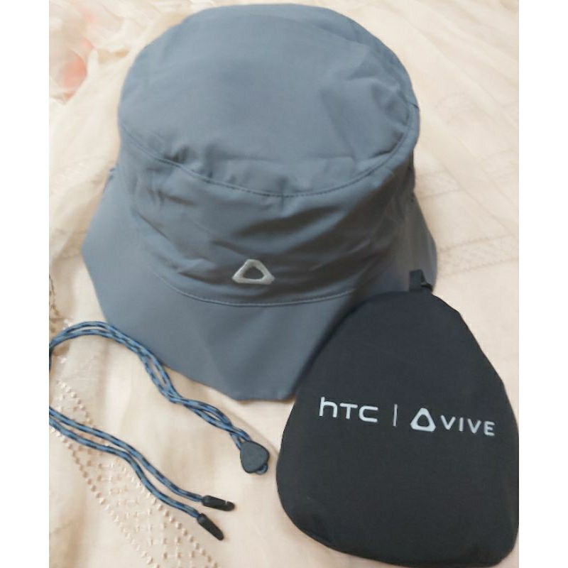 HTC抗UV雙面機能帽，可防撥水遮陽,灰、黑兩面可自由搭配,隱藏式調節扣可依頭圍調整大小,是您逛街、旅遊露營時最佳選擇。