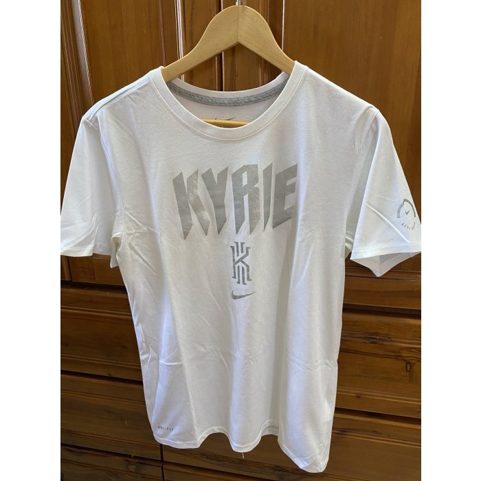 NIKE KYRIE IVRING 銀色LOGO 亞洲行 限定白色短袖T恤