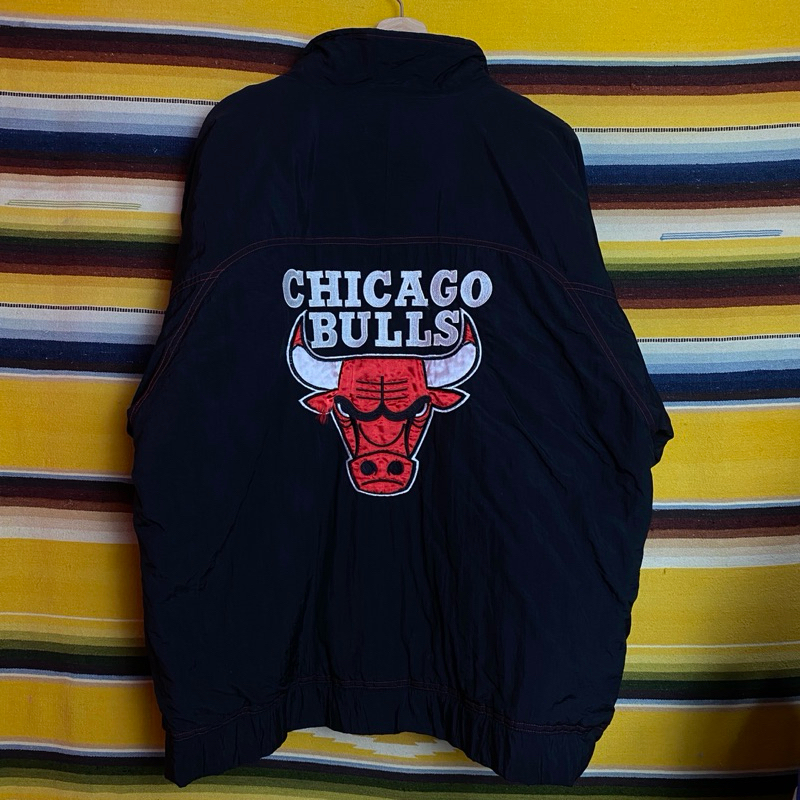 古著•Nuzi_s • CHICAGO BULLS紅黑鋪棉外套J3092810 球隊外套 公牛隊外套