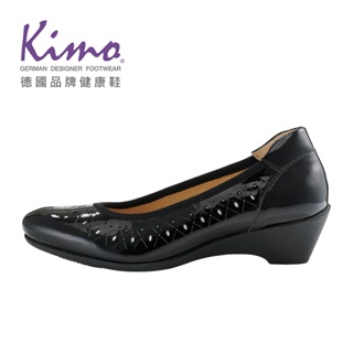 【Kimo】都市舒適柔軟簡約牛漆皮雕花低跟鞋 女鞋（黑色 KBCWF079093）