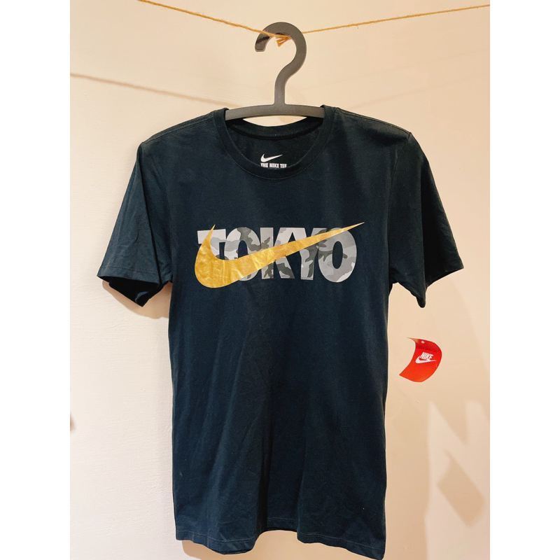&lt;全新&gt; NIKE TOKYO短袖黑色T恤 城市T 迷彩logo