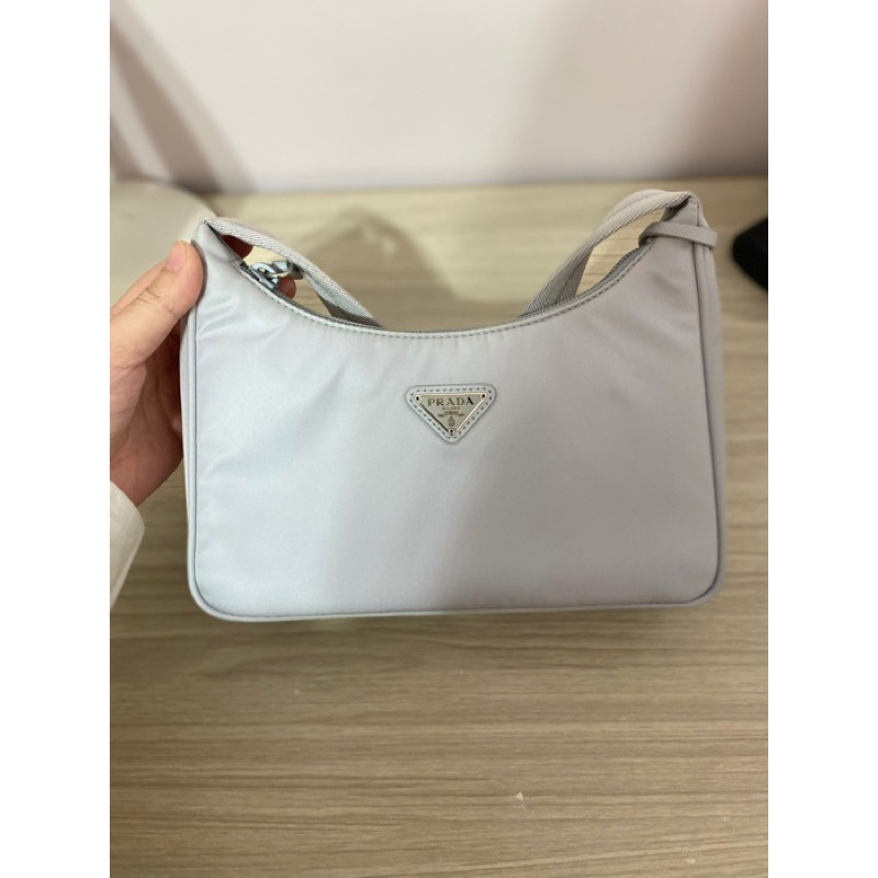 Prada hobo 2000 re edition腋下包 矢車菊藍 普拉達 二手 保存良好很新！