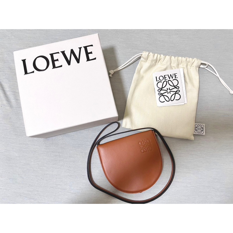 📢近新 不用萬元即可入手可愛療癒的平價小包⭐️Loewe Heel Pouch Small 斜背包 正品