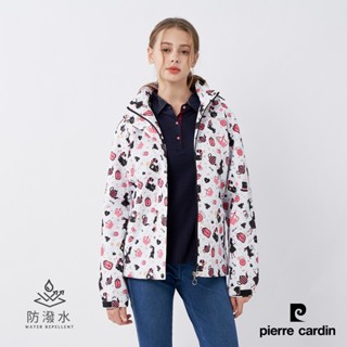 【pierre cardin皮爾卡登】女裝 戶外防風防潑水可拆帽愛麗絲印花外套-粉紅色 (6235793-90)