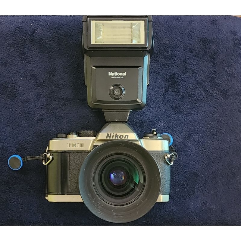 Nikon FM10單眼底片相機 + 35mm f2定焦鏡頭 + 43-86mm f3.5 變焦恆定光圈鏡頭 +外接閃燈