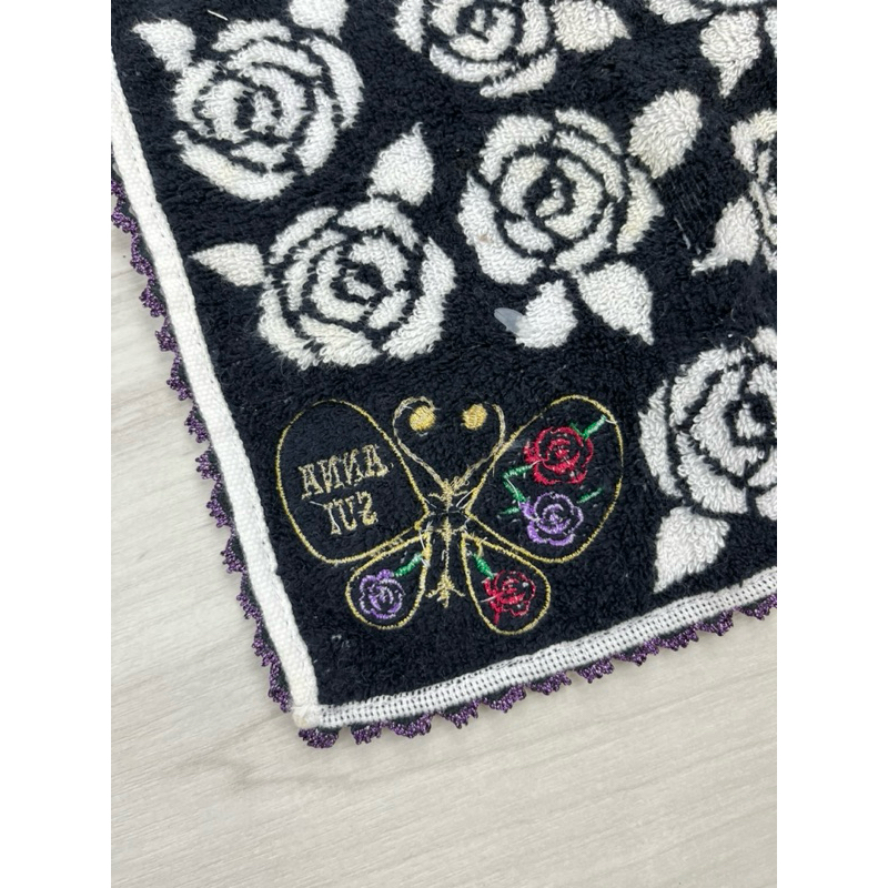 【ANNA SUI 🦋 安娜蘇】經典蝴蝶玫瑰刺繡滾邊純棉小方巾 手帕 毛巾