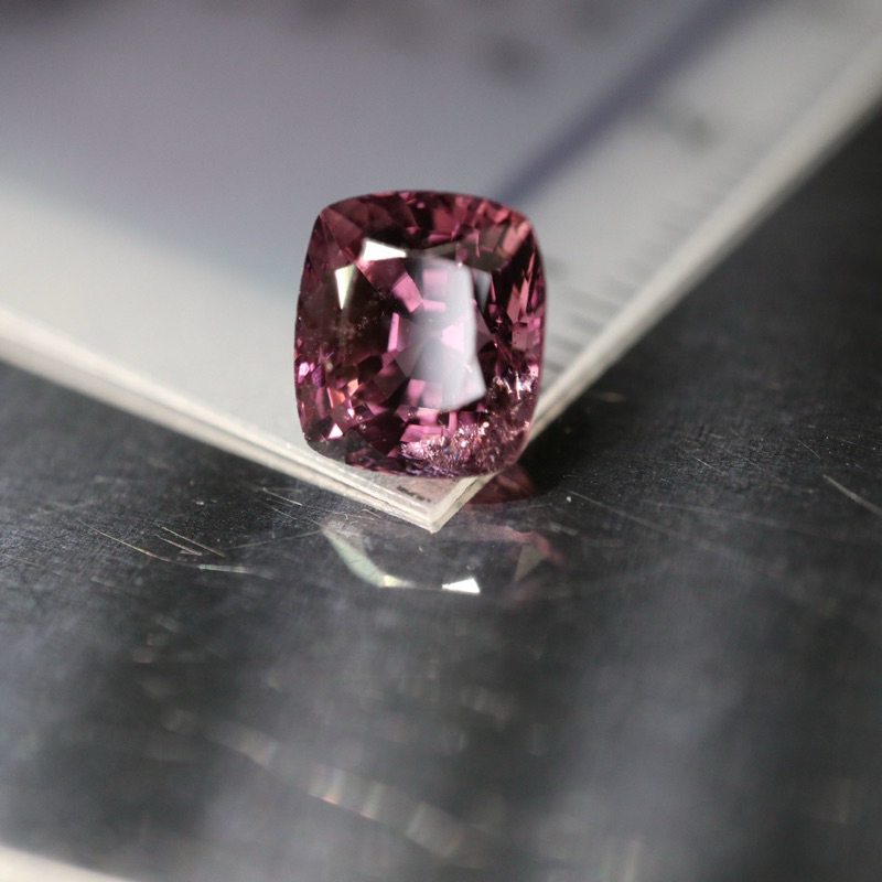 天然無處理紫色尖晶石Purple Spinel 枕形切面裸石2.05克拉