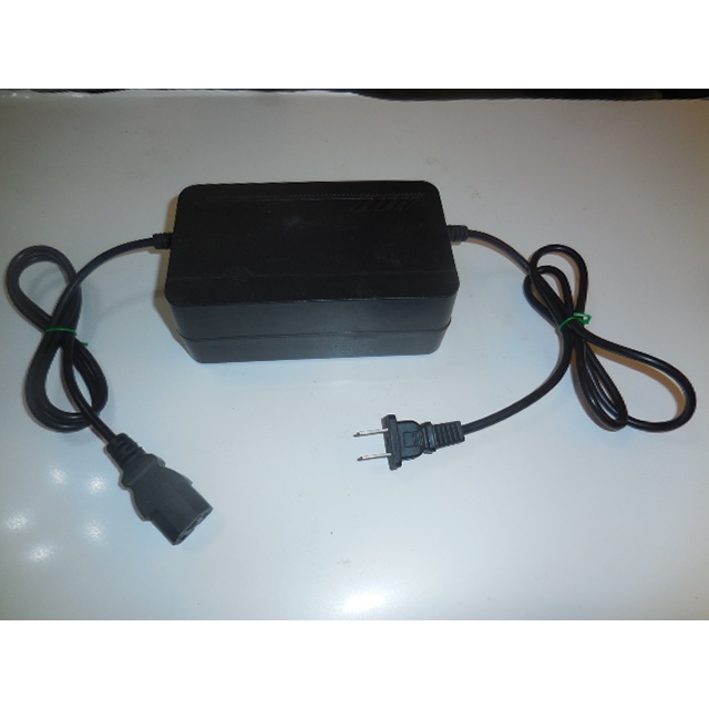 (二手)電動機車/電動自行車/48V電池~充電器~輸出電壓58.4V/2.5A~輸入電壓AC110~220V <20>