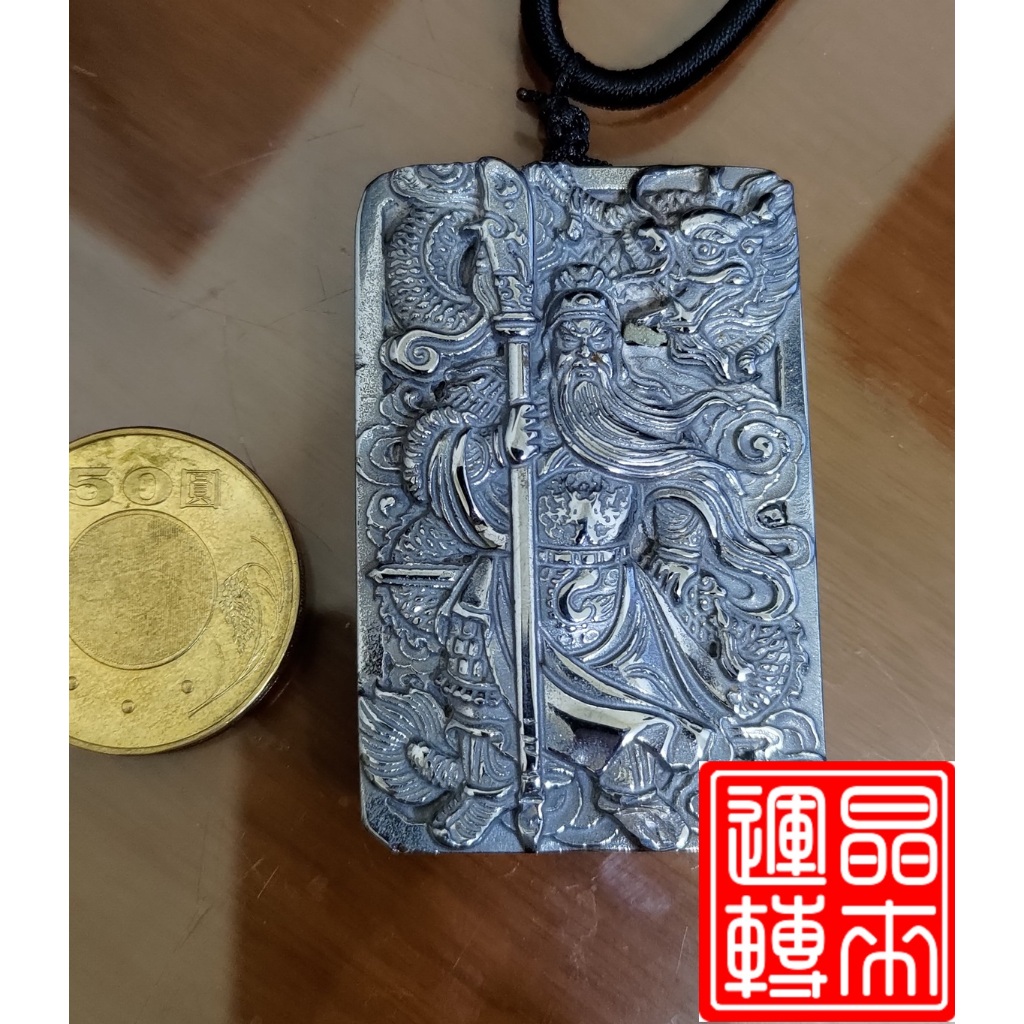 [晶來運轉] 鈦赫茲關公牌 42.5g 57.1m X 37.9mm