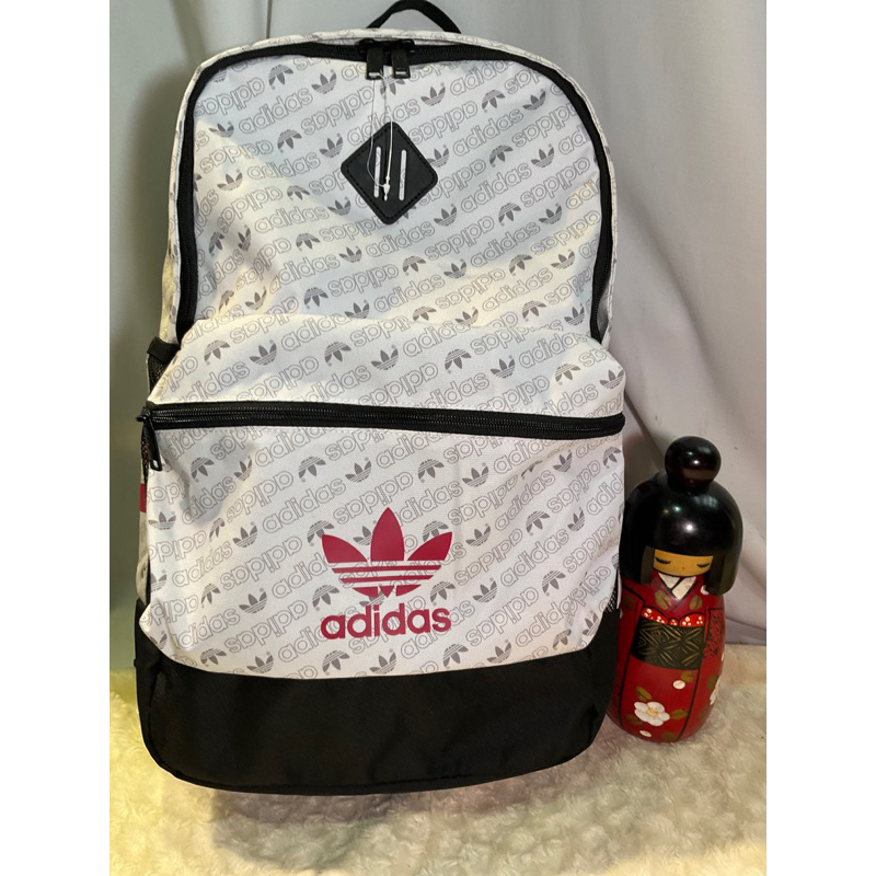 品牌 Adidas 愛迪達斯 原創基本揹包3條紋揹包， 學校/旅行/運動包 白/黑色 雙肩後背包設計簡潔，帥氣時尚