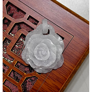 天然緬甸翡翠玉，白玉冰種翡翠玉石.雕刻牡丹花，戴環 含意：花開富貴，玉墜子購買送鋼鍊子一條37x31x10