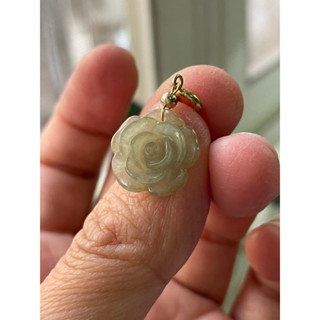 玉到愛，冰黃翡玫瑰花-2，有錢花小滴溜，可當口罩扣、項鍊、手鍊扣，雕工立體，超級可愛，14k包金扣頭，保證緬甸玉A貨翡翠