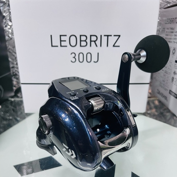 三郎釣具//Daiwa 23年 LEOBRITZ 300J 電動捲線器 電捲 捲線器 小搞搞 敲底 白帶 天亞 泡綿船