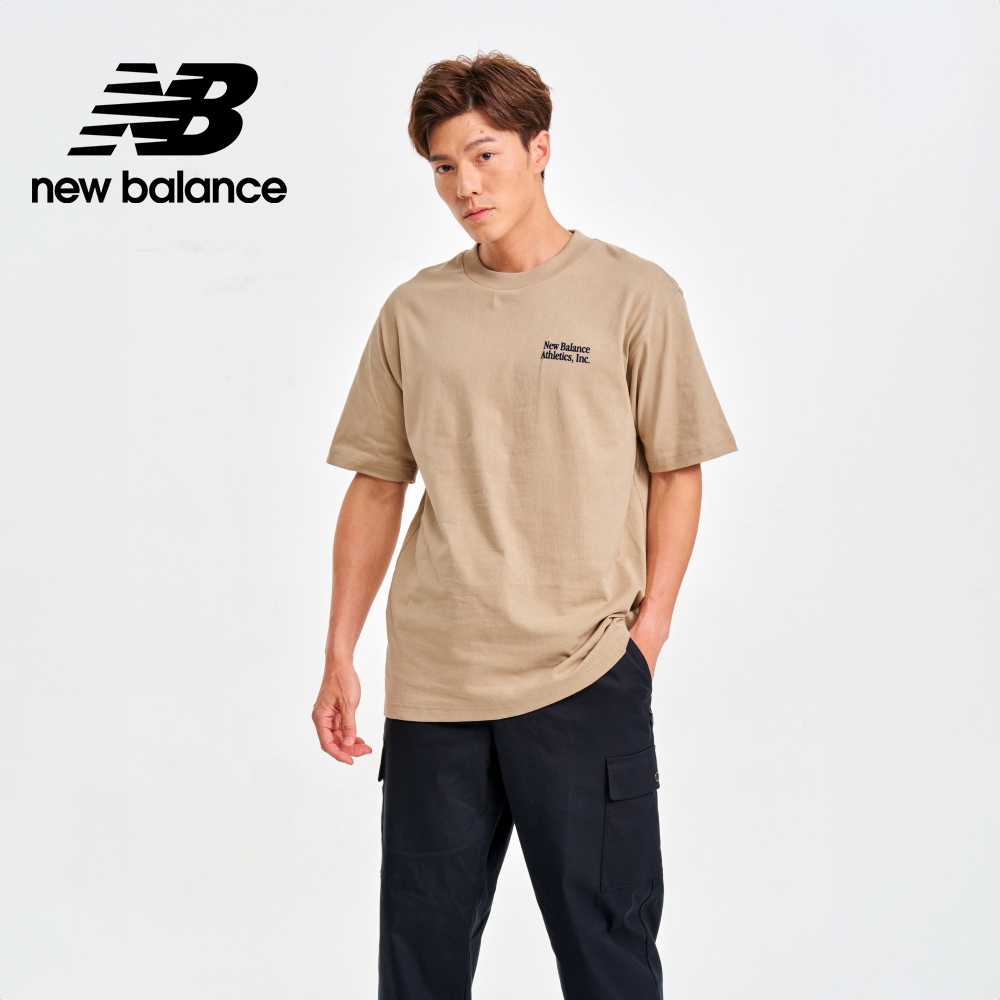 【New Balance】 NB 背面標語寬鬆短袖上衣_男性_卡其色_MT41588SOT