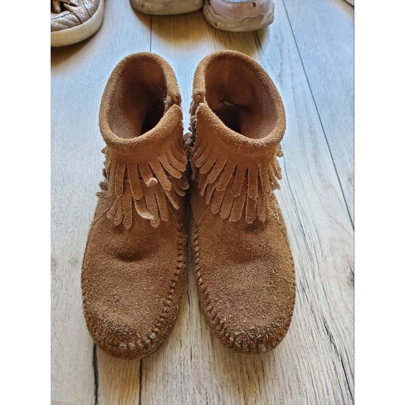 Minnetonka Moccasin 莫卡辛流蘇麂皮兒童短靴