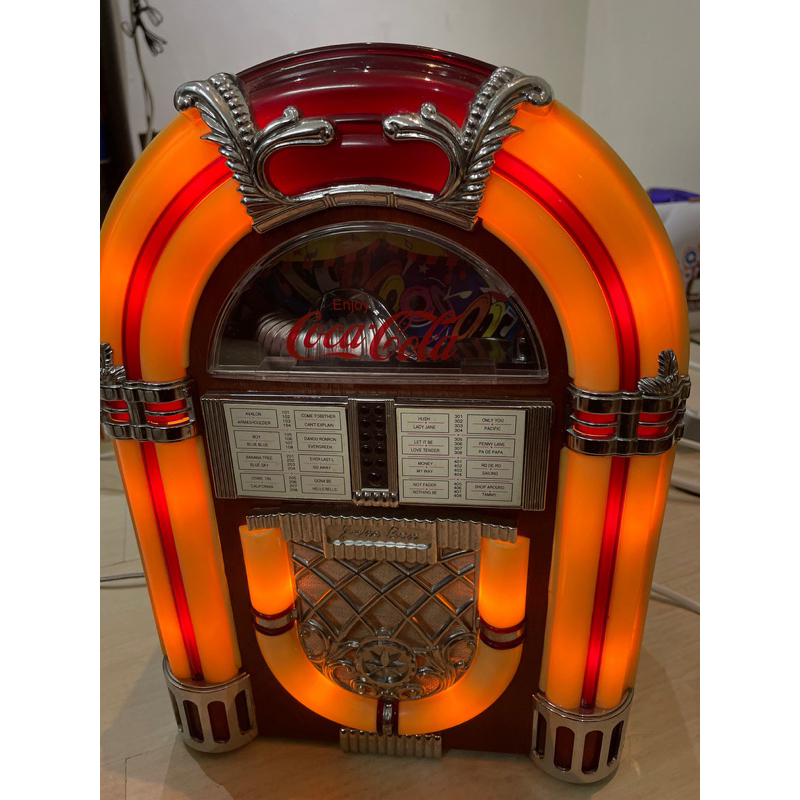 Coca-Cala 可口可樂迷你可愛原木造型的復古音樂卡帶播放機，可以收聽電台頻道節目哦！收藏品^_^