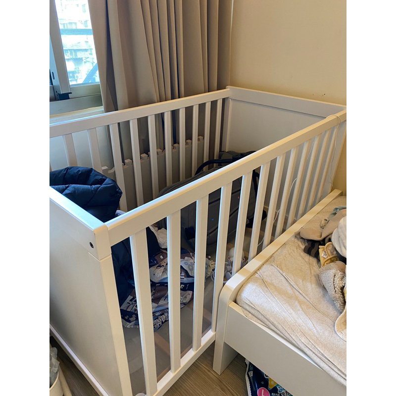 已售）ikea 嬰兒床 近全新 可調整高度單邊可拆 sundvik