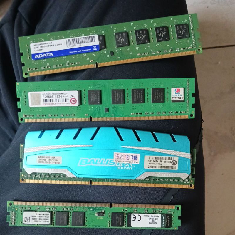 出售DDR3 8g 4支，全都1600。 4支一起賣800元