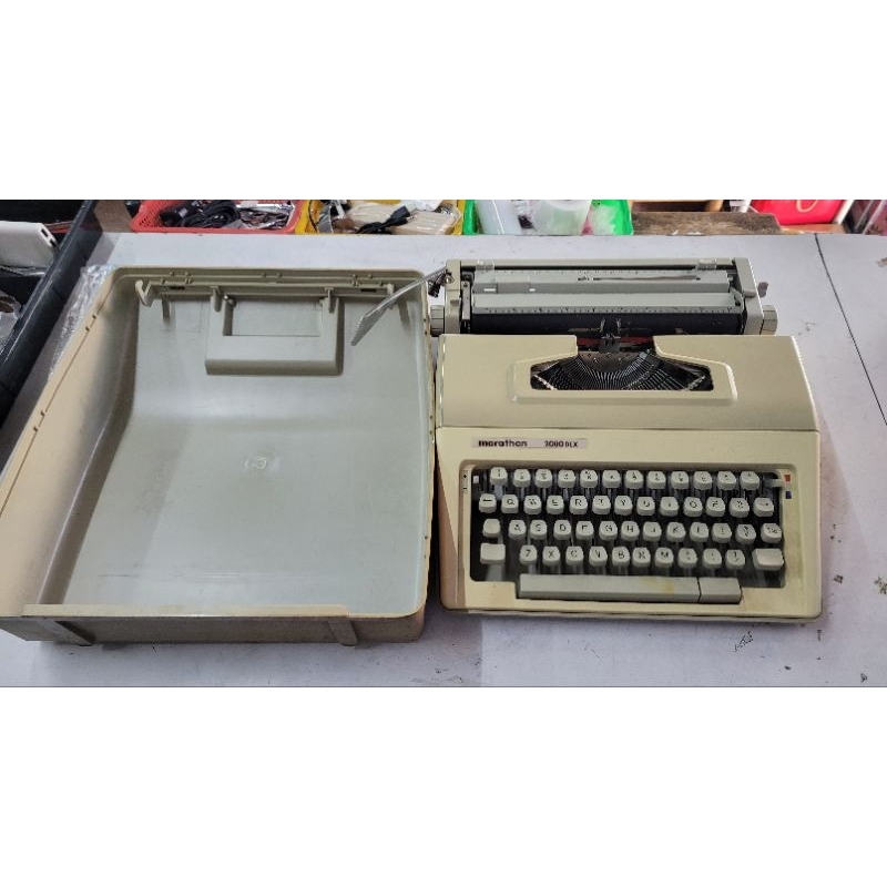 marathon 2000 DLX 打字機當擺飾賣，當收藏賣售價800元