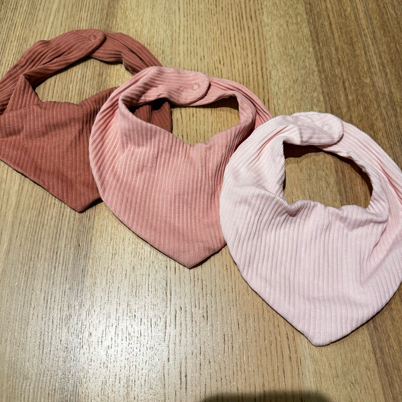 H&amp;M baby草莓色系粉色三角領巾🧣兒童圍兜 時尚可愛口水巾