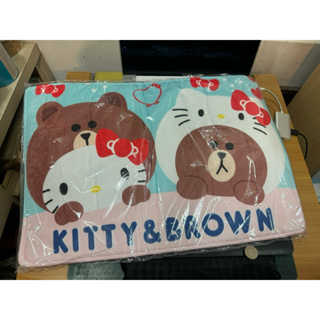 夾娃娃機夾到 hello kitty & brown 凱蒂貓 line 熊大 聯名 造型 圖案 地毯 地墊 軟墊