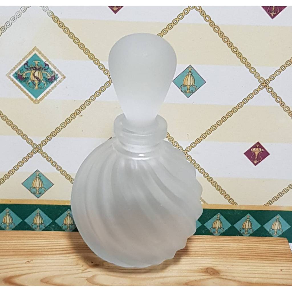 芳香瓶 花器 花器 螺旋形磨砂玻璃瓶 有蓋 質感優雅 尺寸：口3x3cm 底5x5cm 中圍15cm 高15cm