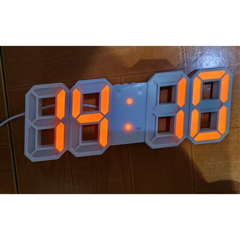 3D LED電子數位時鐘白底橘光二手(功能正常)
