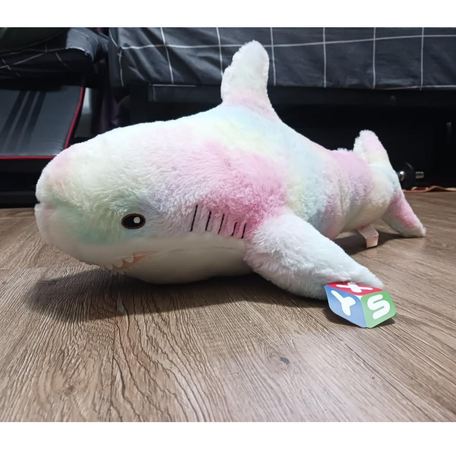 虹鯊魚約60cm 彩虹鯊魚抱枕 可愛鯊魚 毛絨玩具 禮物 類ikea款鯊魚 快速出貨