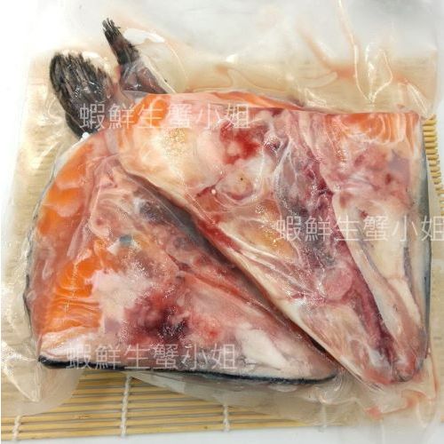 【海鮮7-11】鮭魚頭-剖半(小小顆) 200-400克/顆 一顆2個半邊  *充滿豐富的油脂及膠質~*每顆90元*