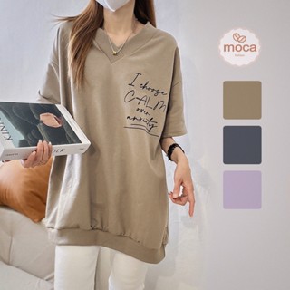 【MOCA】現貨 羅紋V領草英字長版上衣 偏長版型 個性V領休閒T恤（5719）