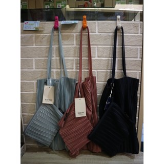 婕的店日本精品~日本帶回~BLUEORB 三宅風 褶皺側背包(附化妝包)