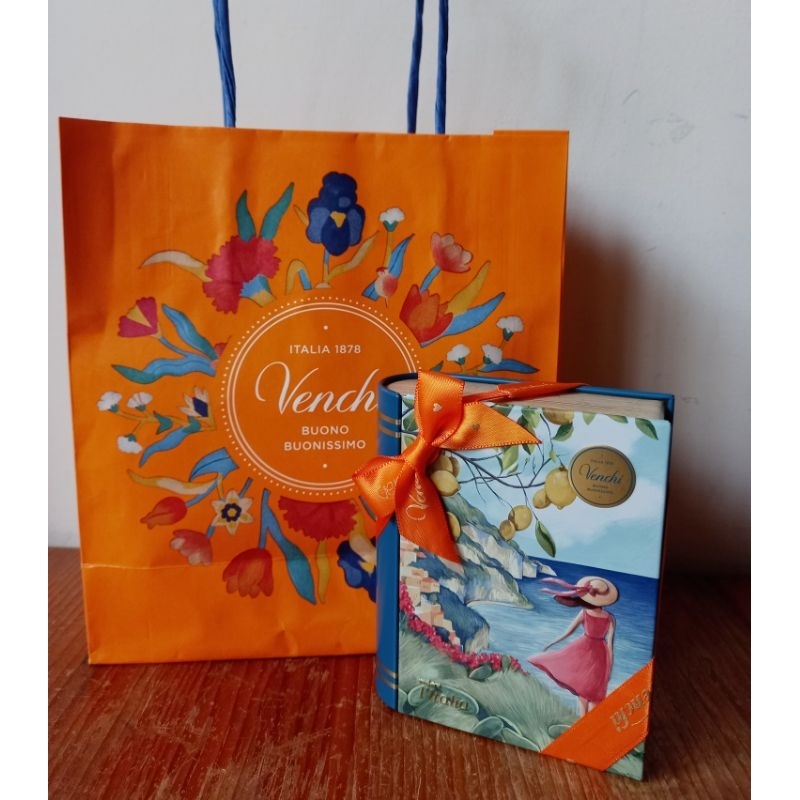 義大利百年巧克力 Venchi 書本造型鐵盒+紙袋 復古書 義大利海岸 柑橘 渡假 甜蜜的生活 南義 復古 萬用收納盒