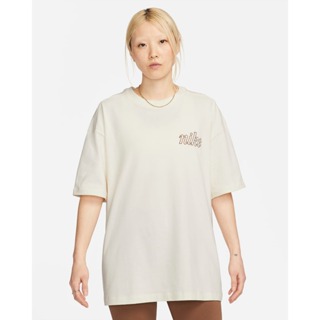 南🔥2024 4月 NIKE Sportswear 短袖上衣 短T 寬鬆 純棉 熊寶寶 女款 燕麥 FQ6010-110