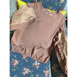 妮娜花園～500出貨🌹9.5新～M以下～Blue Ribbon韓 🌹乾燥玫瑰粉 荷葉花卉雕花燒花 宮廷風長袖柔滑上衣