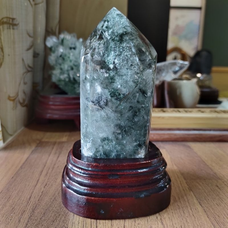 ［天然礦石水晶］綠幽靈水晶景石擺件，含底座