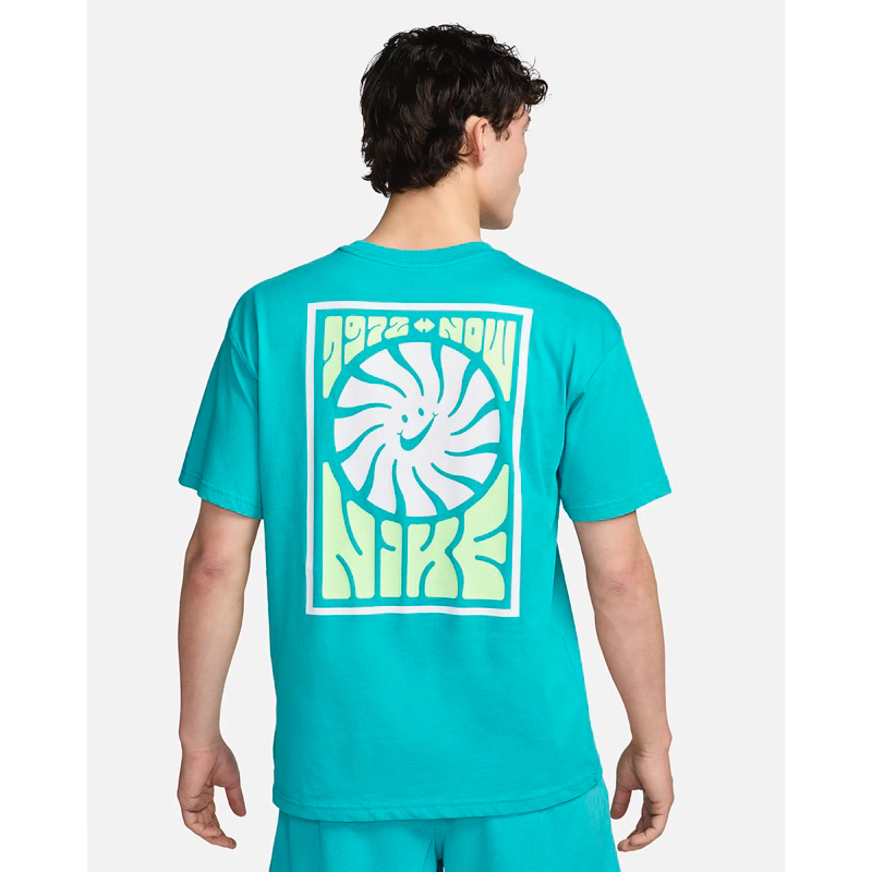 👟【ELO 】NIKE NSW 短袖上衣 湖水綠色 短T 短袖T恤  趣味印花  大圖案 男款 FV3721-345